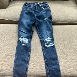 Levi’s distressed blue jeans size 27